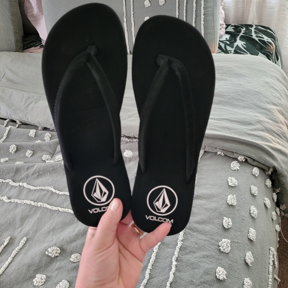 Volcom womens flip flops size 7